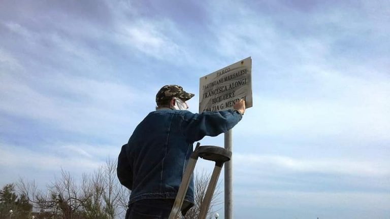 Ripulita la targa dedicata alle partigiane. Il sindaco: “Marsala democratica e antifascista”