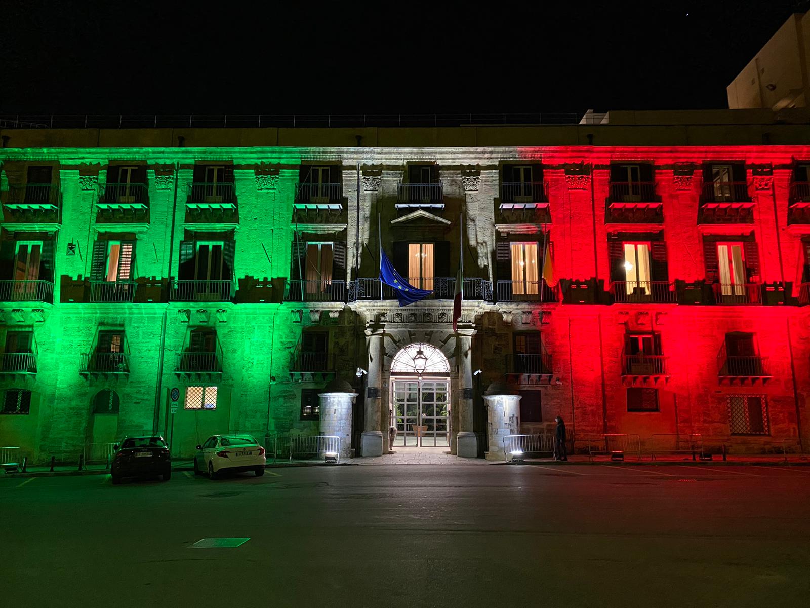 Coronavirus: il Tricolore sulla facciata del Palazzo della Regione