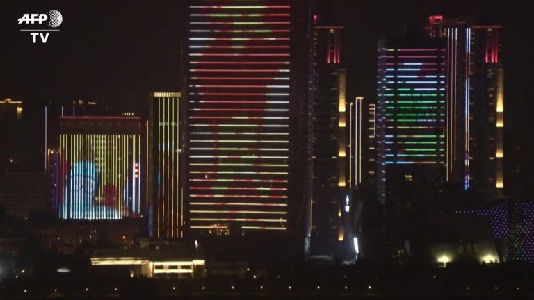 Fine della quarantena a Wuhan. Grattacieli illuminati per festeggiare