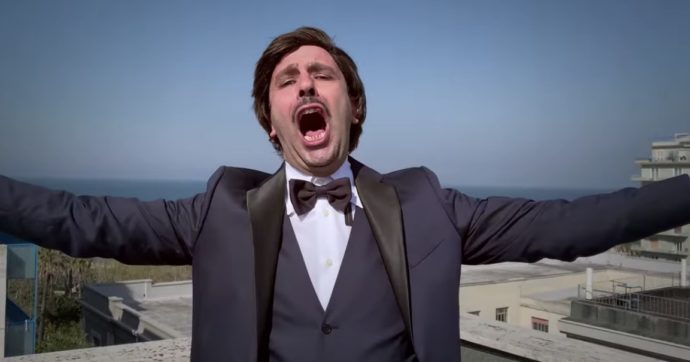 Checco Zalone canta come Modugno nella nuova canzone parodia – IL VIDEO