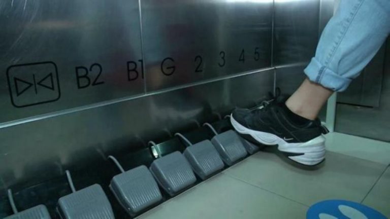 Nell’ascensore di un centro commerciale thailandese al posto dei pulsanti hanno messo una pedaliera