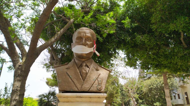 Anche Amerigo Fazio ha la mascherina: a Villa Cavallotti una simpatica provocazione