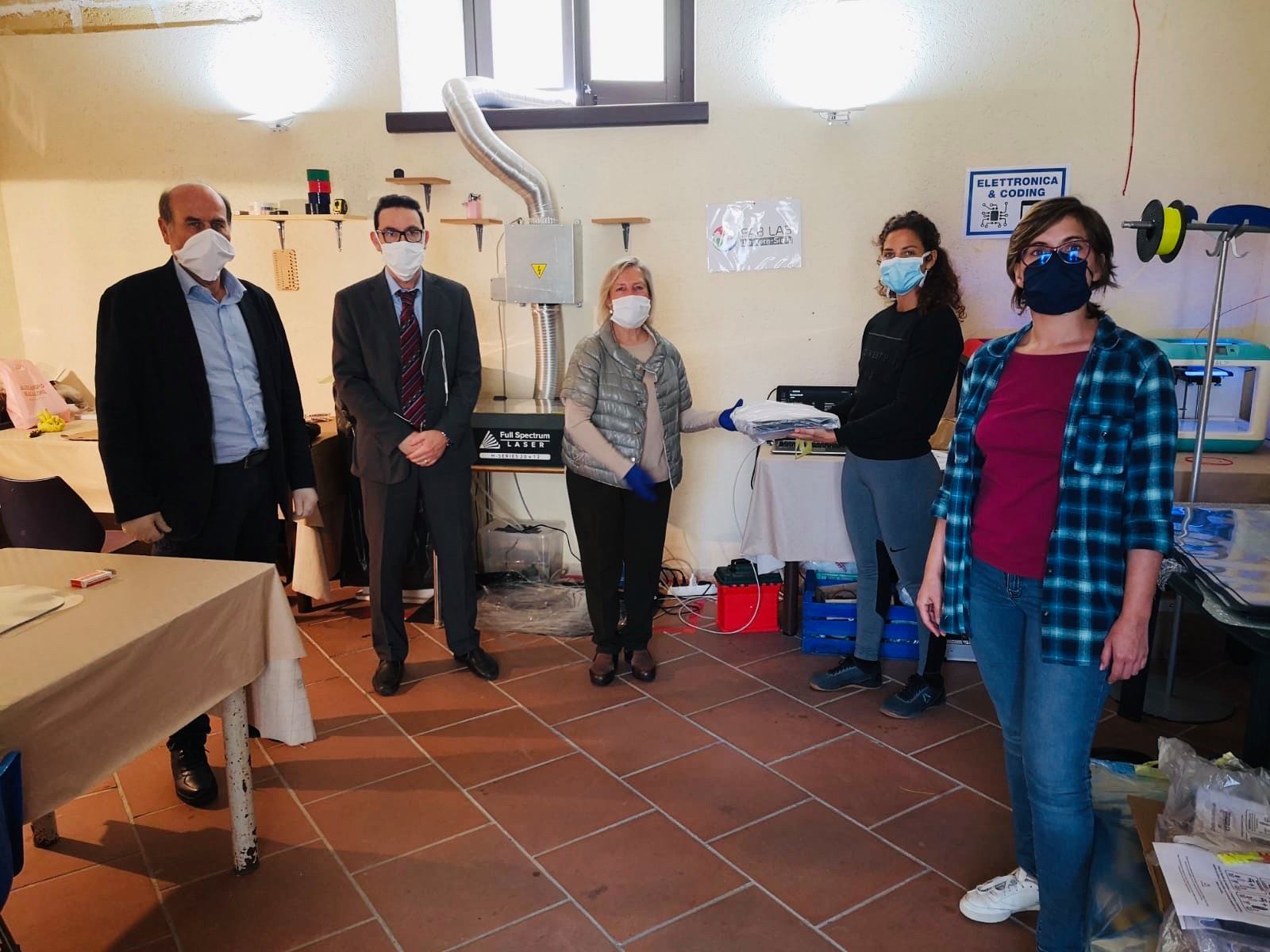 FabLab Marsala continua l’attività formativa e dona visiere al Centro raccolta alimenti