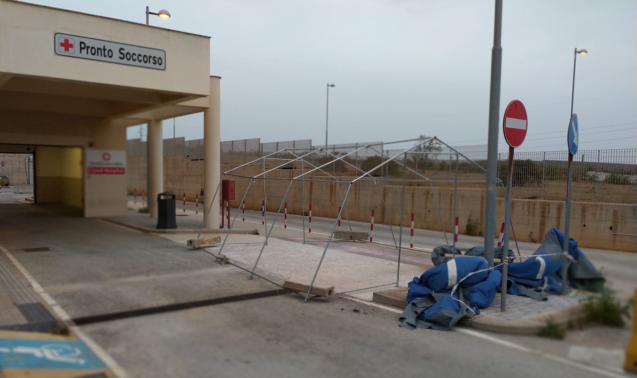 Lo scirocco si abbatte sui mastelli e sulla tenda pre-triage dell’ospedale di Marsala. Municipale e Vigili del Fuoco in azione per pali e alberi pericolanti