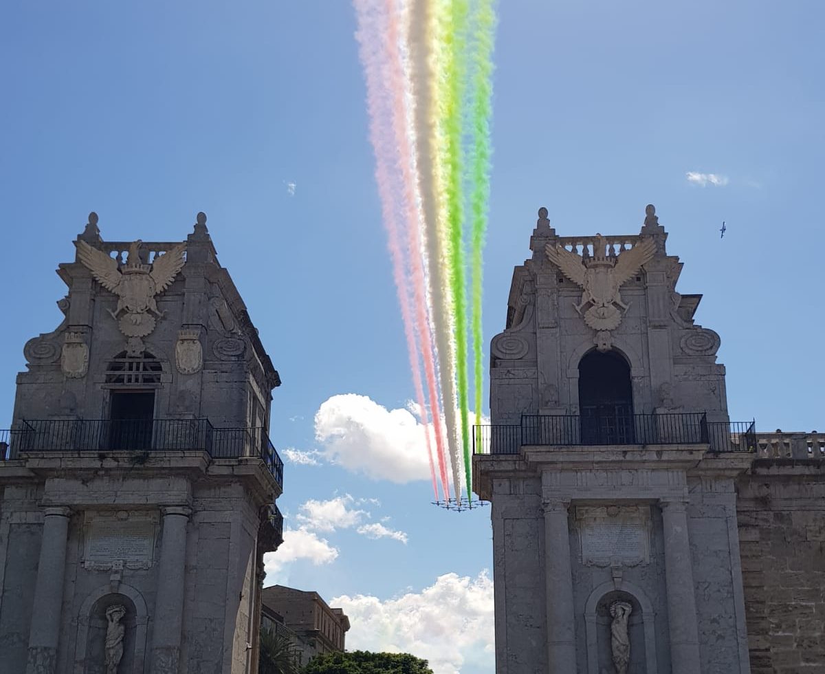 Lo spettacolare volo su Palermo delle Frecce Tricolore (VIDEO)
