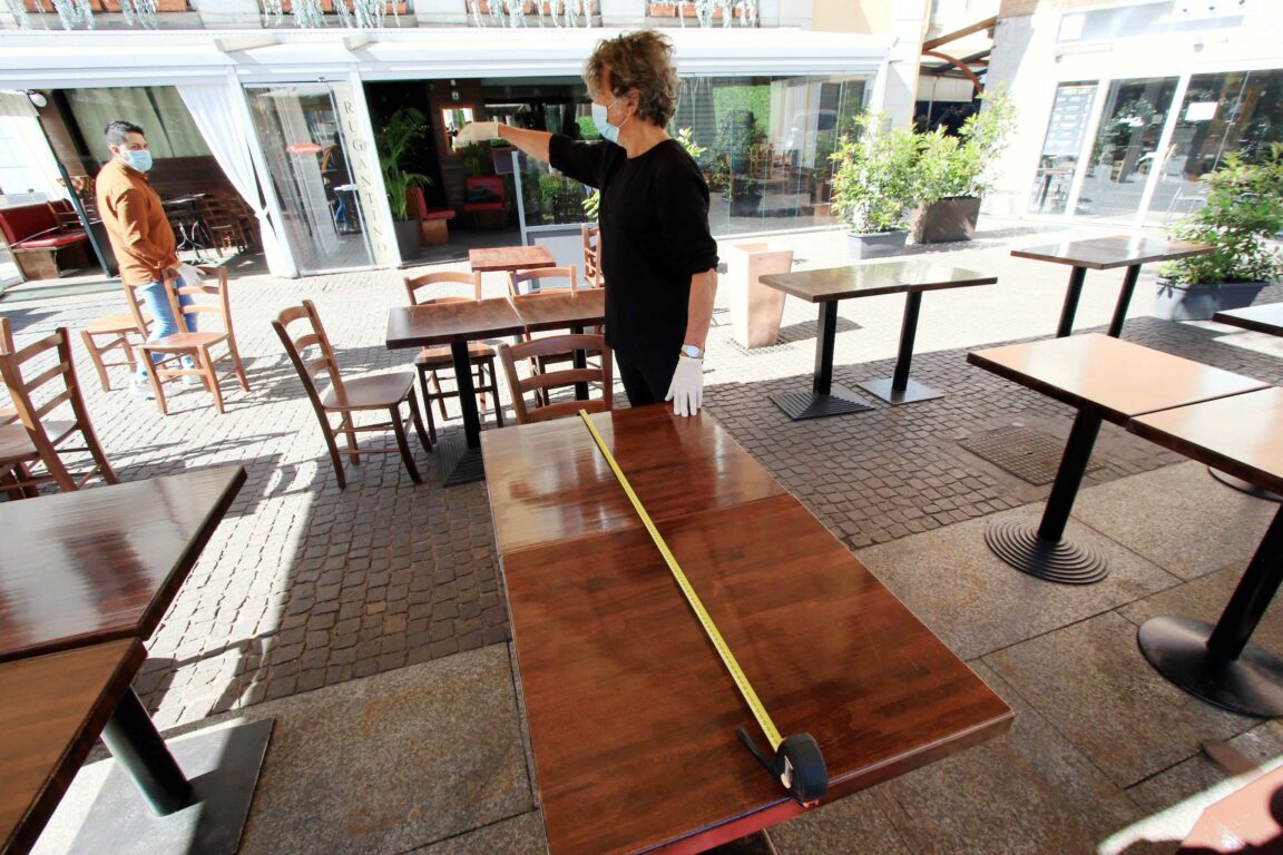 ‘Fase 2’: nei ristoranti distanza di 4 metri? La categoria insorge