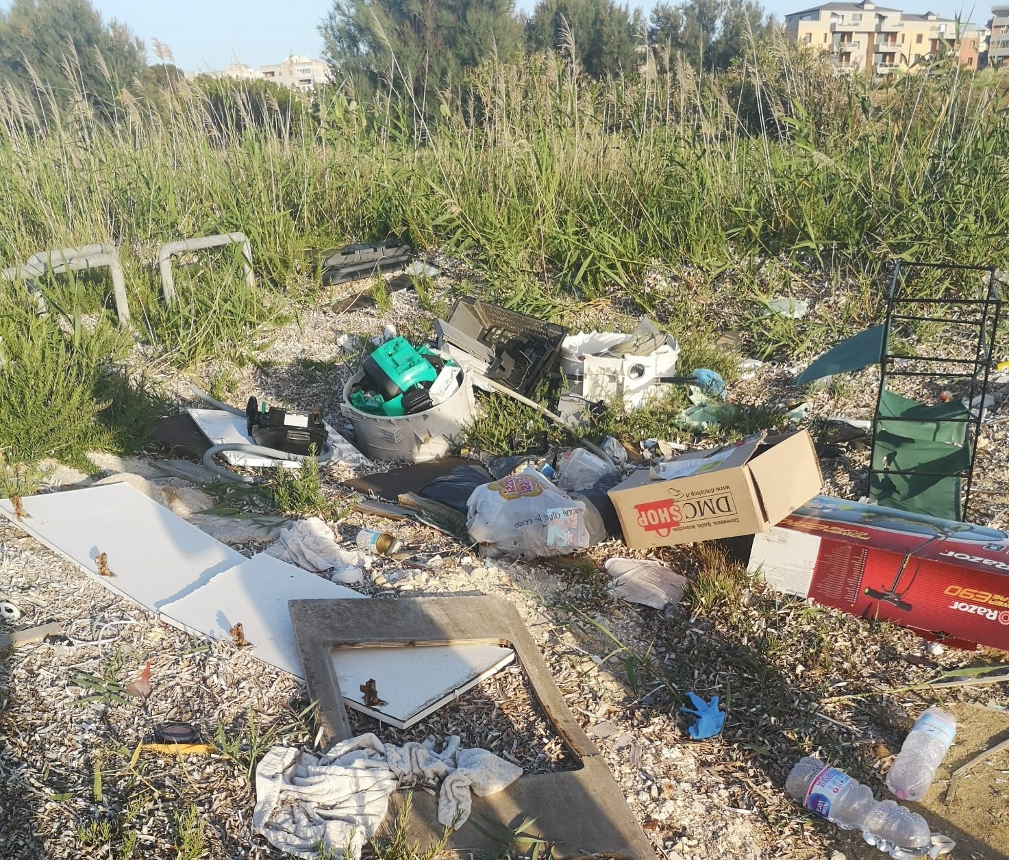 Marsala: degrado e rifiuti al Parco della Salinella