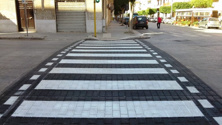 Marsala: si continua a sistemare le strade. Nuove strisce pedonali in via Mazzini