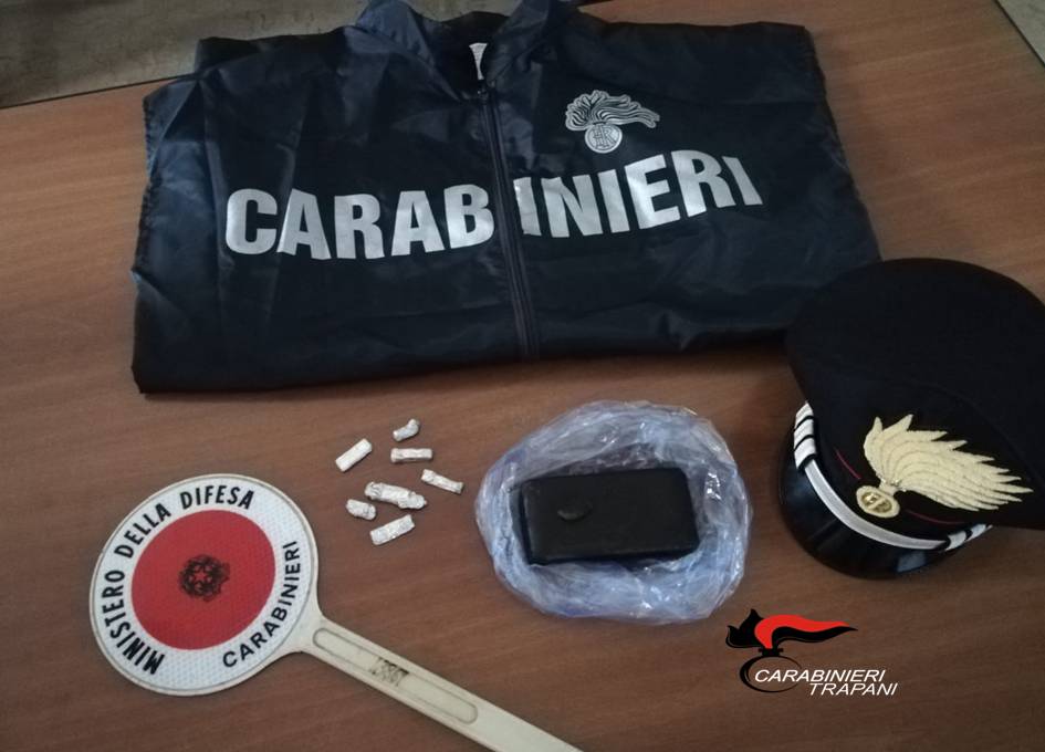 Trapani: arrestato un 28enne, sull’aliscafo con hashish in mezzo alla carne