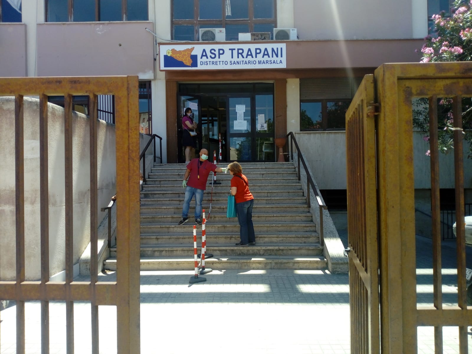 Riprendono i servizi all’ex Inam di Marsala, primo assembramento poi superato