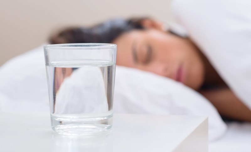 Meglio non tenere di notte l’acqua sul comodino. Ecco perchè