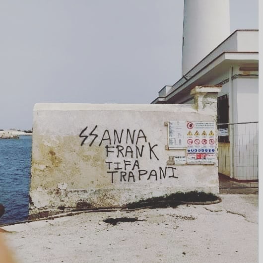 “Anna Frank tifa Trapani”: becera scritta al porto di Marsala