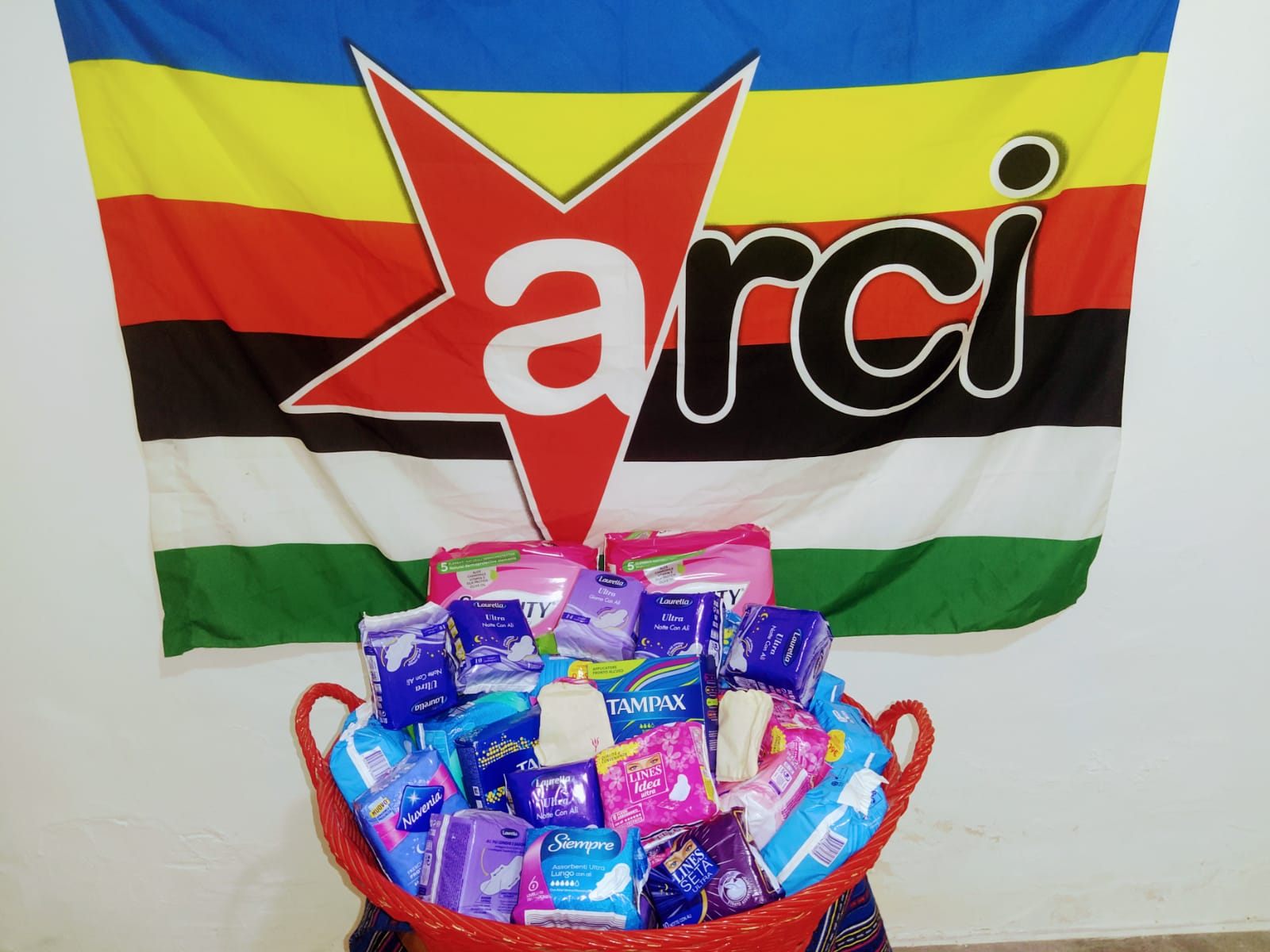 Prime donazioni per la campagna pro igiene intima femminile lanciata da Arci Scirocco e Non una di meno