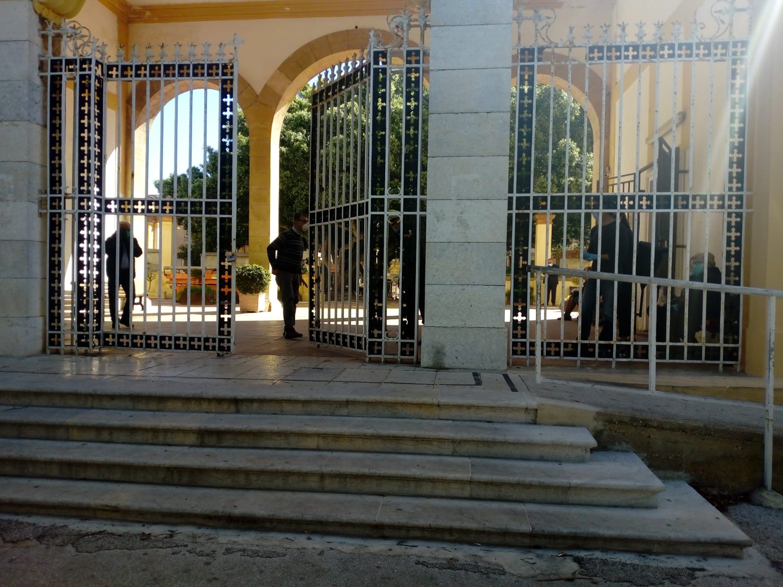 Marsala, riapre il cimitero, niente affollamento ma file composte. Aperti i chioschi che vendono i fiori