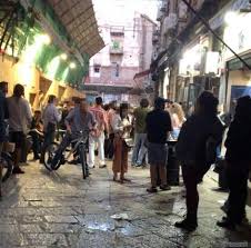 Palermo, La Vucciria: centinaia di giovani senza mascherina
