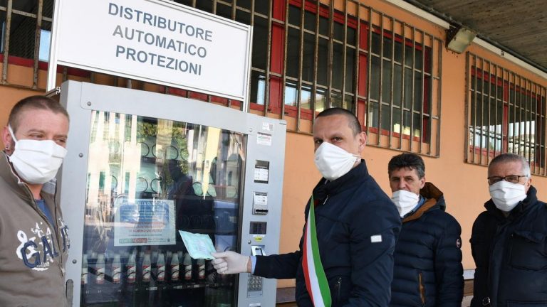 Il Ministero dei Trasporti propone distributori di mascherine in strada