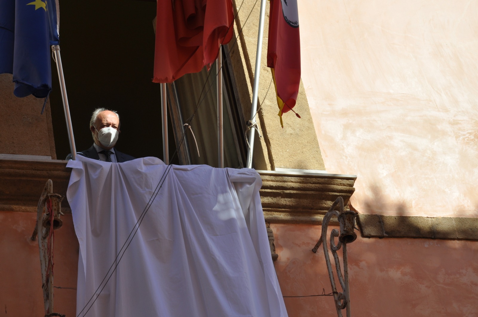 Un lenzuolo bianco esposto dal comune di Marsala in ricordo delle strage di Capaci