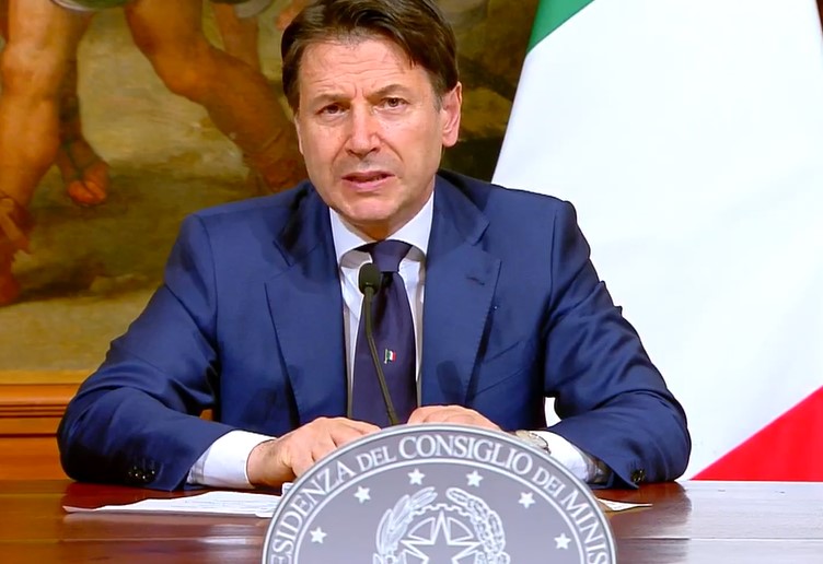 Conte presenta il nuovo decreto, 55 miliardi per far ripartire l’Italia