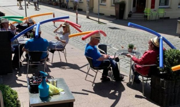 In Germania al bar con il salvagente in testa