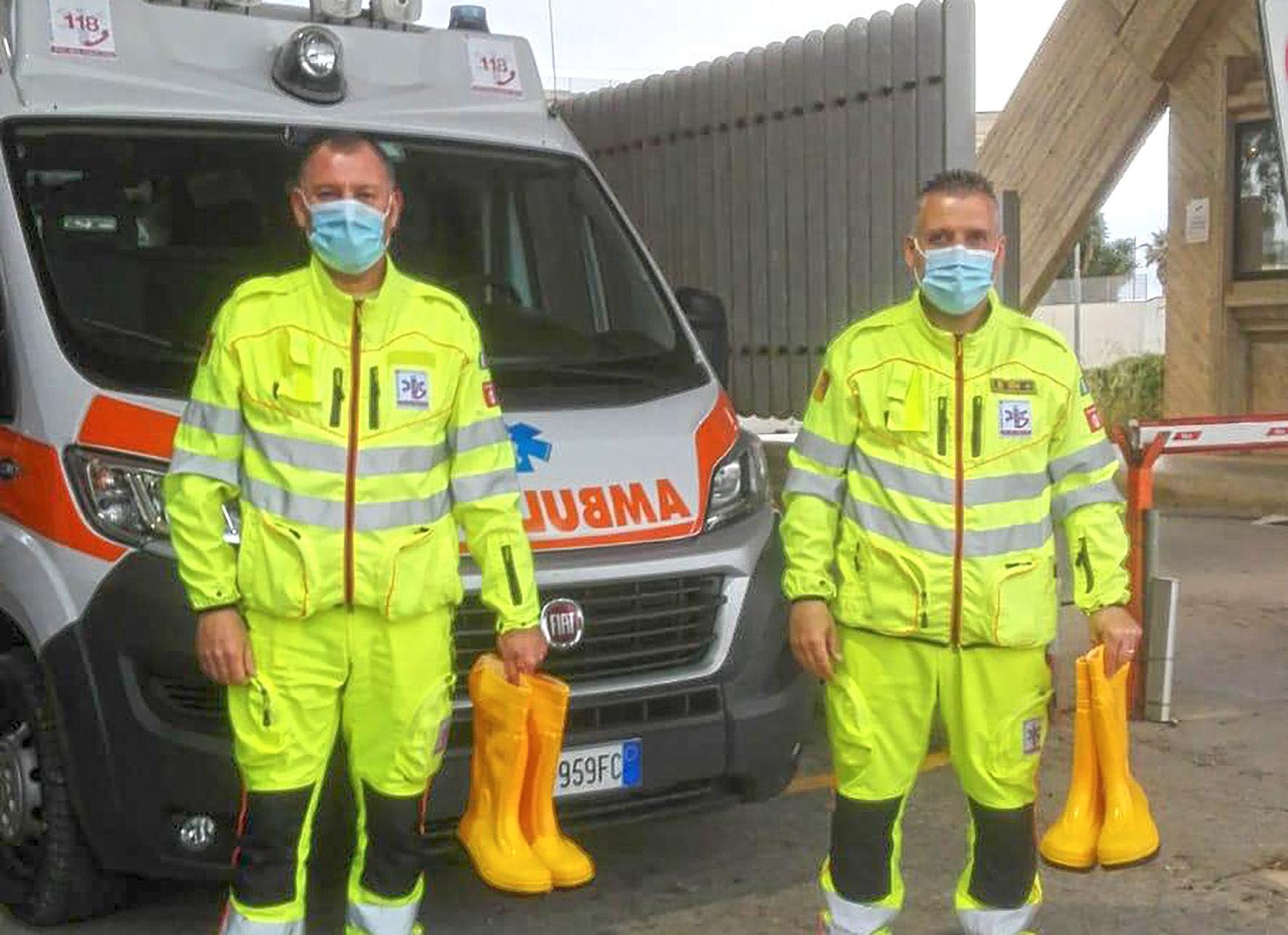 Coronavirus e solidarietà: la Diocesi di Mazara dona stivali al 118 di Marsala. 180 pacchi per la Caritas