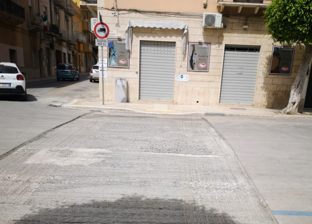 Marsala: via Mazzini parzialmente interdetta al traffico, al via le nuove strisce pedonali