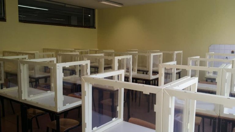 Divisori di plastica tra i banchi in un liceo di Bergamo