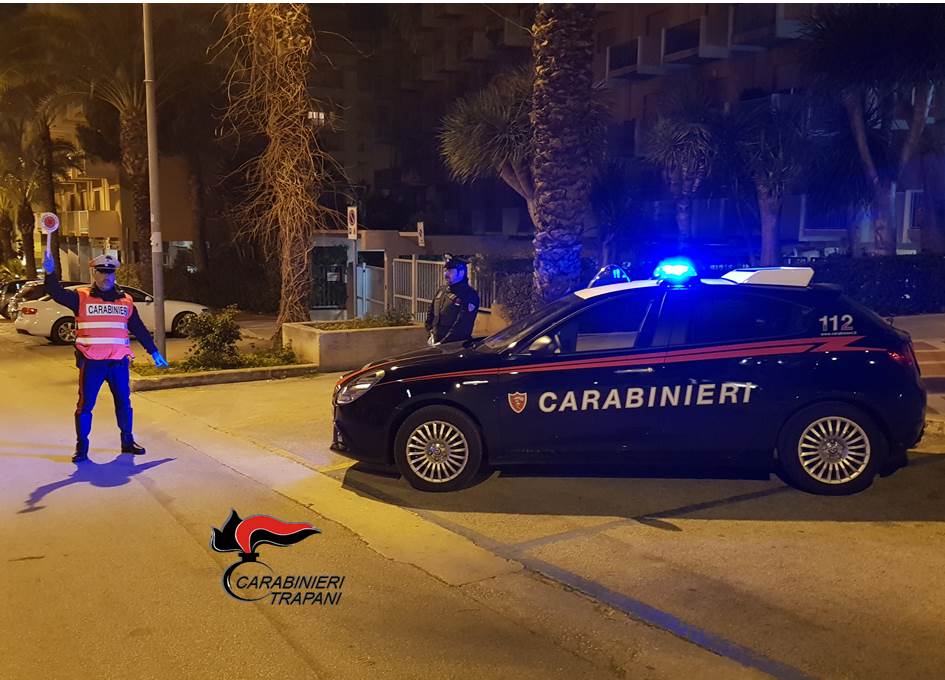 Trapani: spacciava dentro l’auto, i Carabinieri lo arrestano