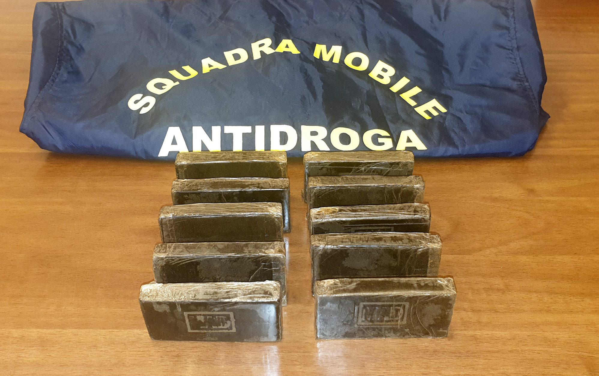 Teneva a casa dieci panetti di hashish: arrestato a Trapani un ambulante bengalese