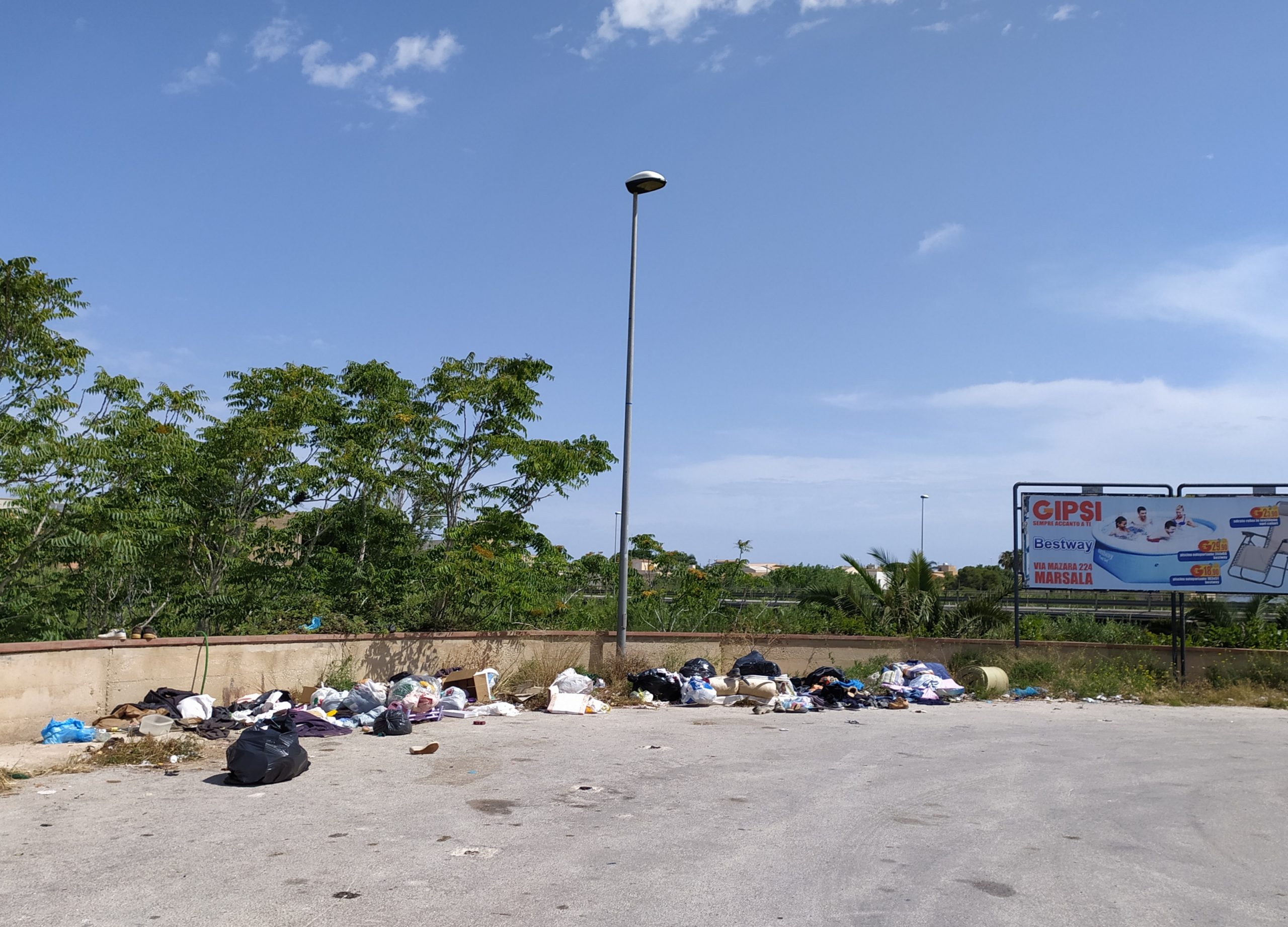 Raccolta tessile a Marsala, rimossi i contenitori gialli