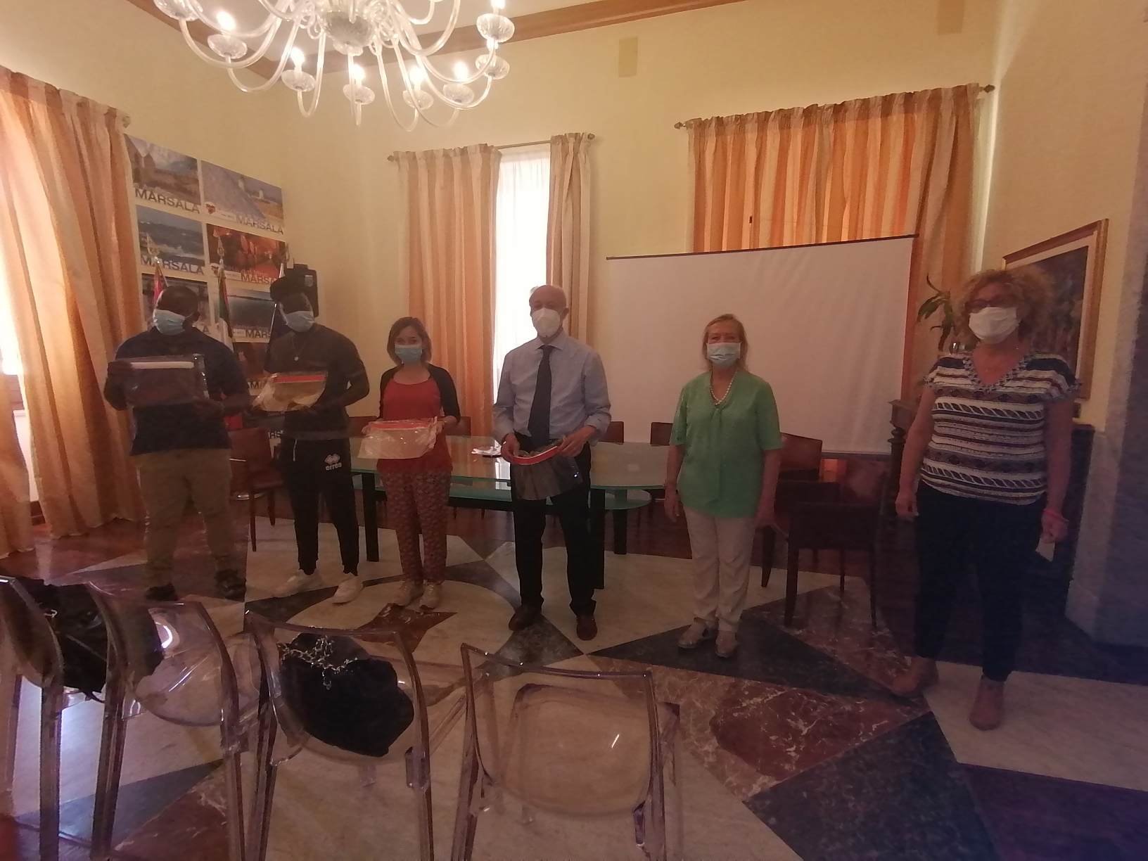 Marsala: i migranti del Siproimi Rakalia donano visiere anti-Covid fatte da loro