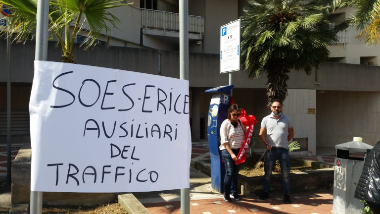 Protesta lavoratori Soes strisce blu: si incatenano a Erice