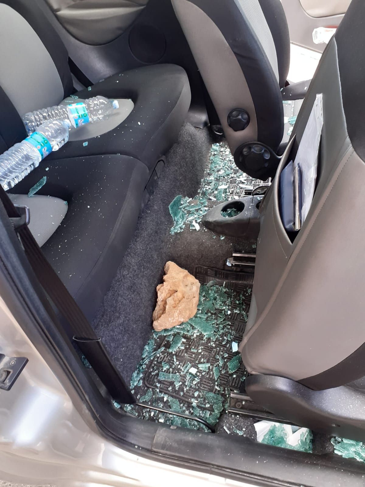 Marsala: auto distrutta da un sasso vicino Villa Genna. E’ caccia all’uomo in bici