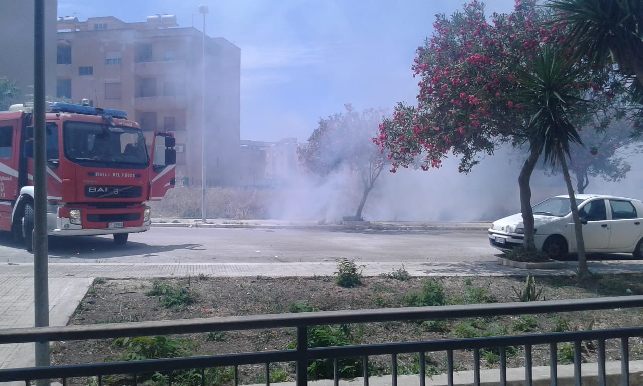 Marsala: fiamme in un terreno a Sappusi, sul posto i pompieri