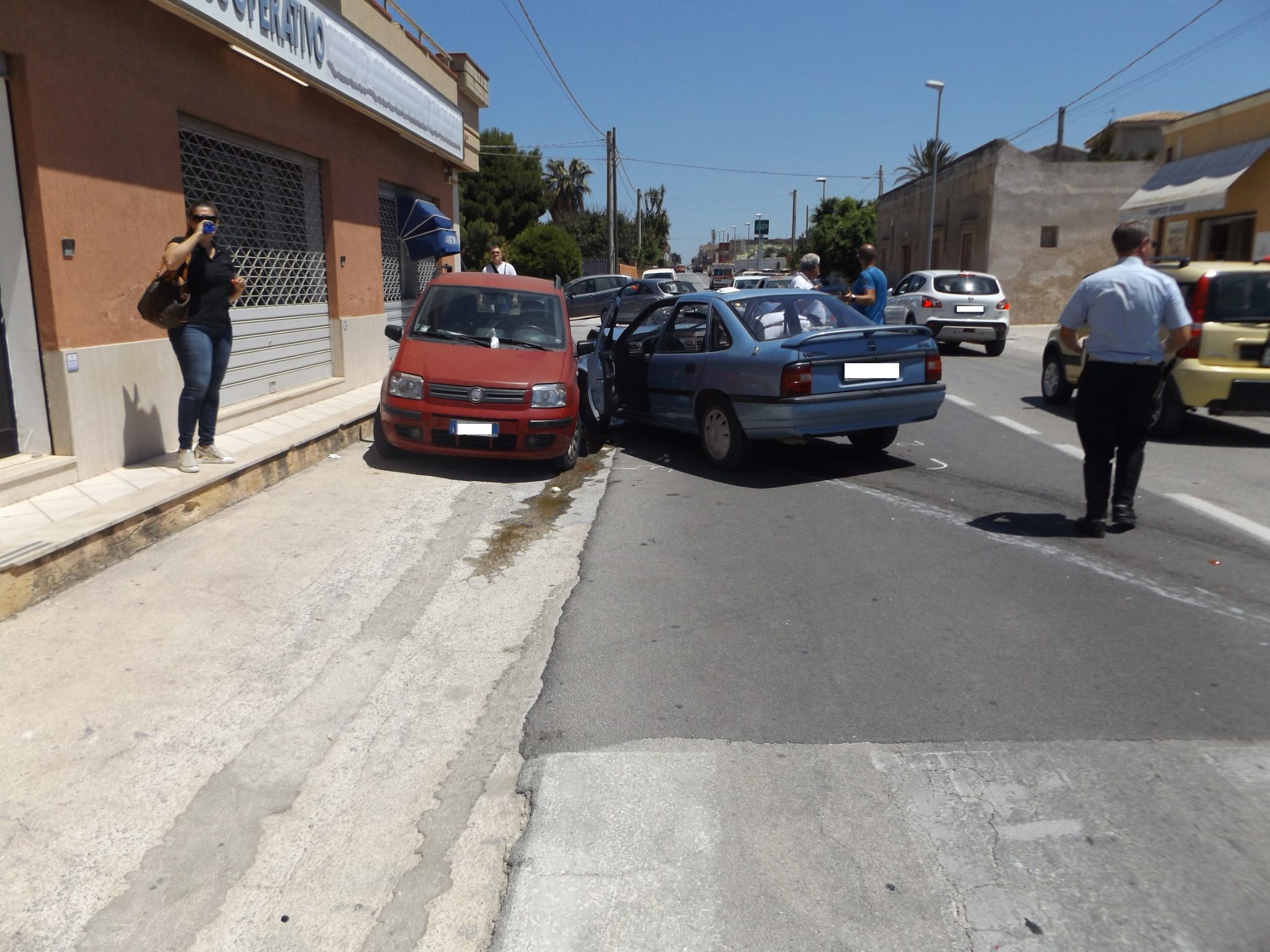 Marsala: tampona un’auto e poi finisce contro una vettura in sosta, due feriti