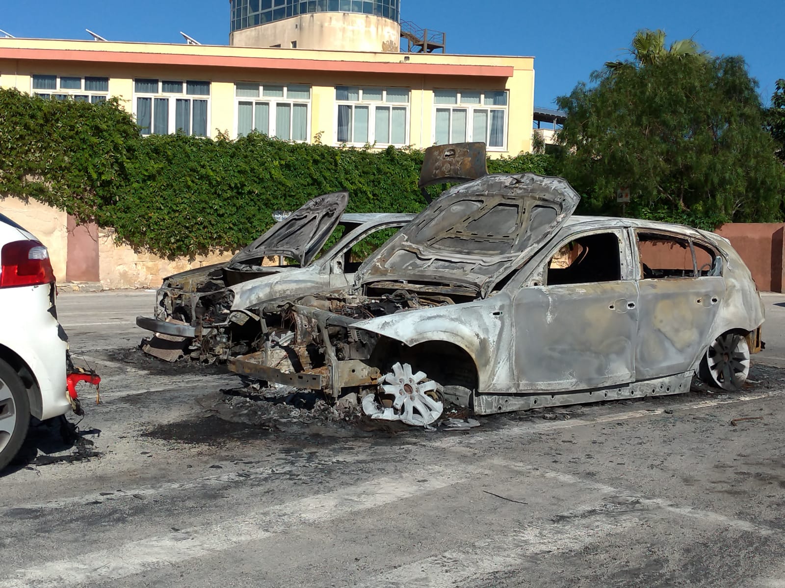 Tre auto a fuoco sul lungomare di Marsala