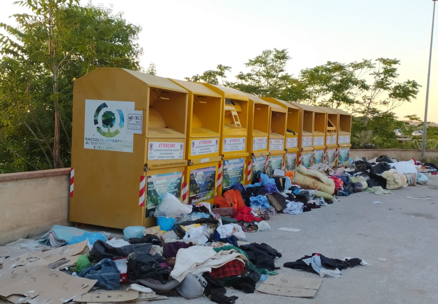 Degrado a Marsala nelle aree destinate alla raccolta della frazione tessile