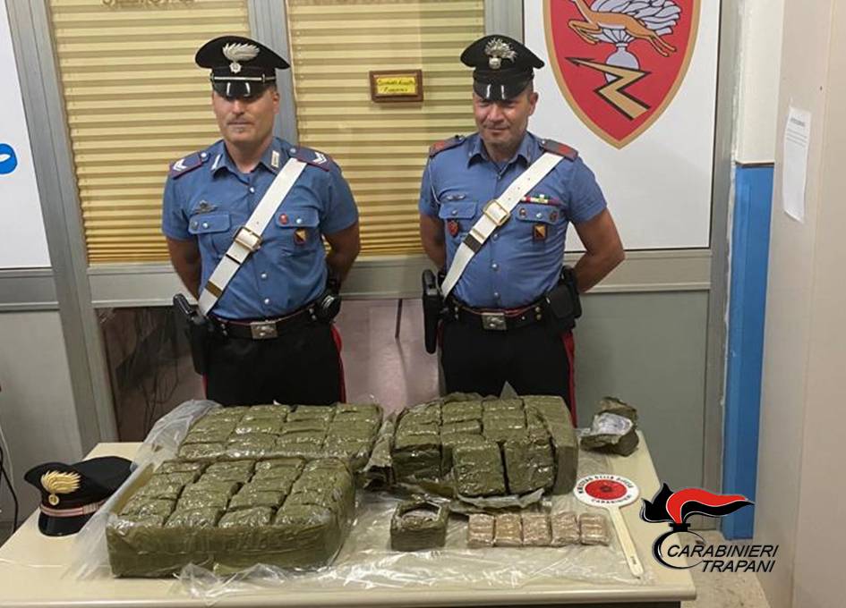 Droga davanti al Porto di Trapani: rinvenuti 300 panetti di hashish (VIDEO)