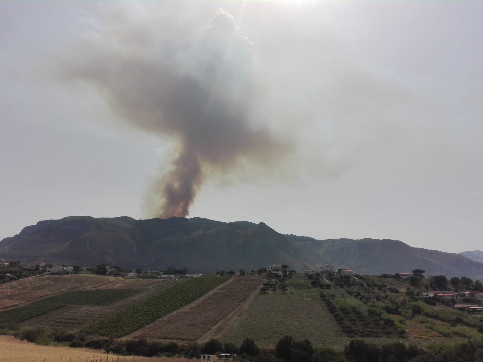 Montagna in fiamme sopra Castellammare