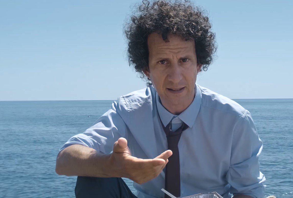 Alessio Piazza tra ironia e denuncia nel corto antirazzista “Ma l’Africa è un’altra cosa” (VIDEO)