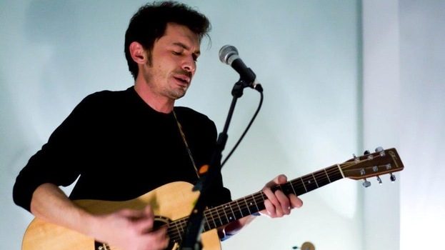 Intervista a Pierpaolo Marino, il cantautore torna con l’album intimista “Senza Controllo”