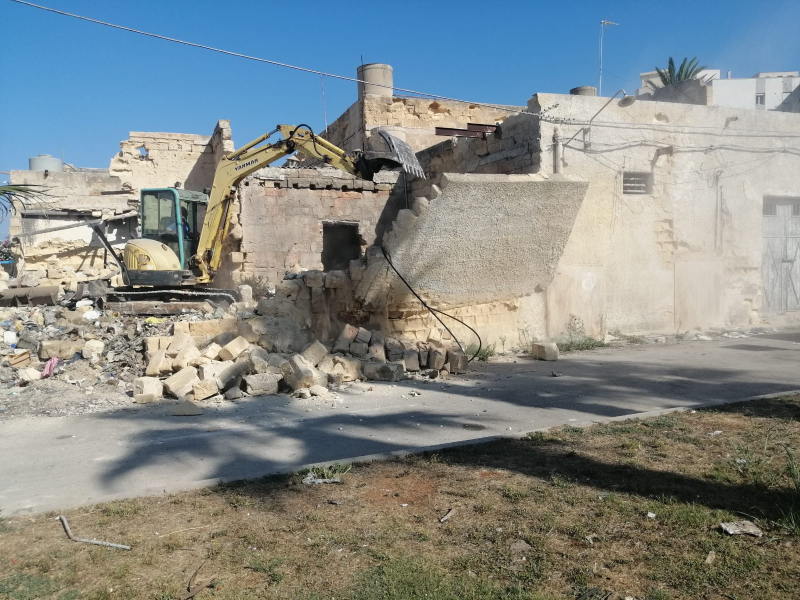 Degrado al Porto di Marsala: il Comune demolisce il casolare pericolante