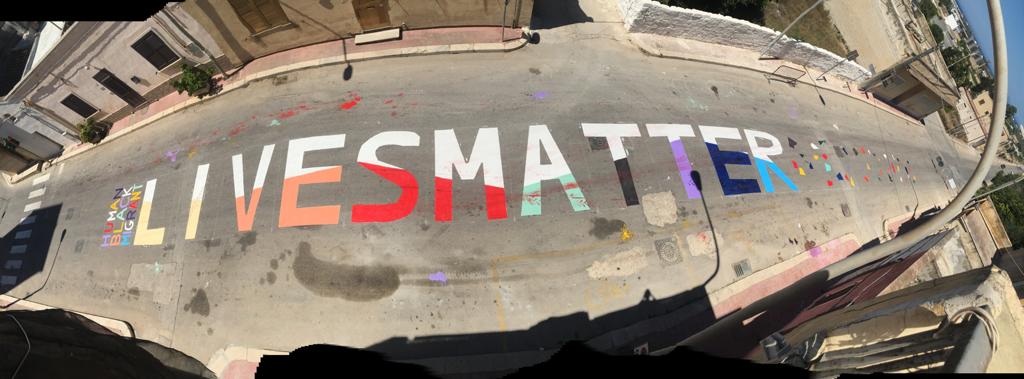 Petrosino: 100 sfumature di umanità contro il razzismo, realizzata la scritta