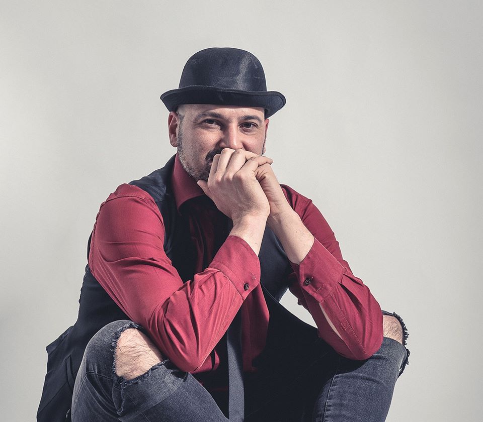 Roberto Pezzini nella versione acustica di “Manca” dedicata a Paolo Borsellino. IL VIDEO