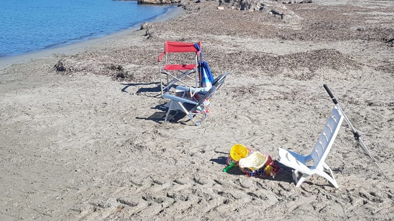 Spiaggia libera Pakeka, i residenti puliscono “in assenza di interventi istituzionali”