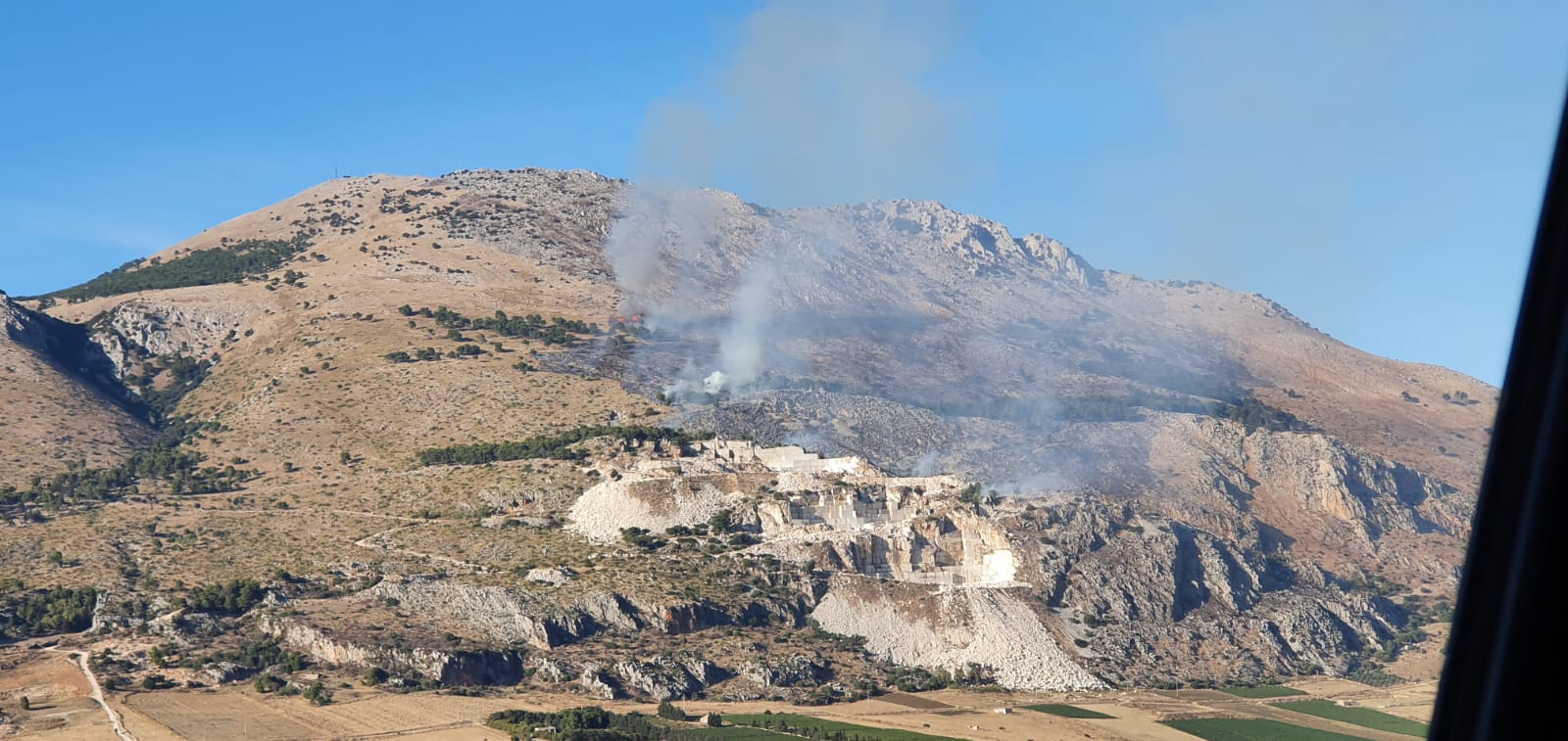 Incendio sul costone roccioso di Custonaci. Interviene anche l’Aeronautica