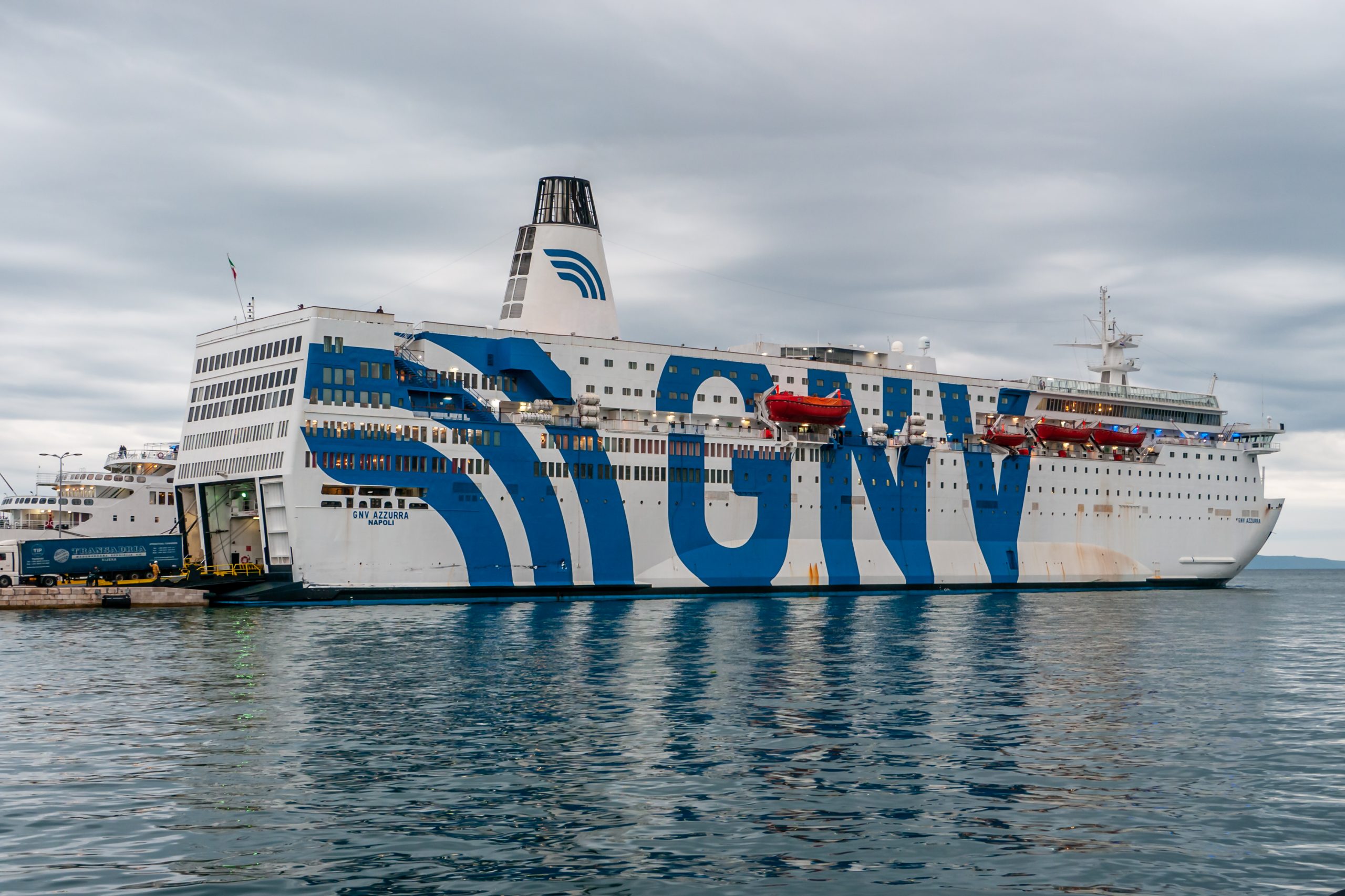 Migranti sbarcano a Trapani dopo la quarantena, continuano gli attacchi e i sostegni a Musumeci