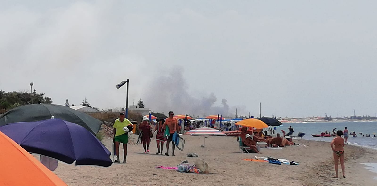 Incendio di sterpaglie sul litorale sud di Marsala