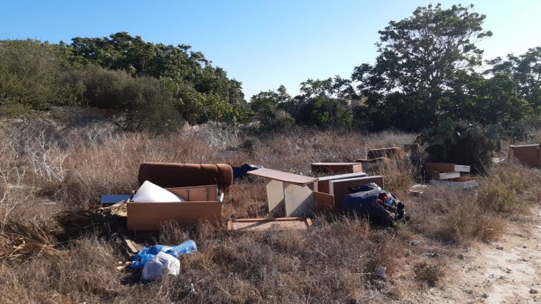 Nuova discarica a cielo aperto in via Ernesto Del Giudice