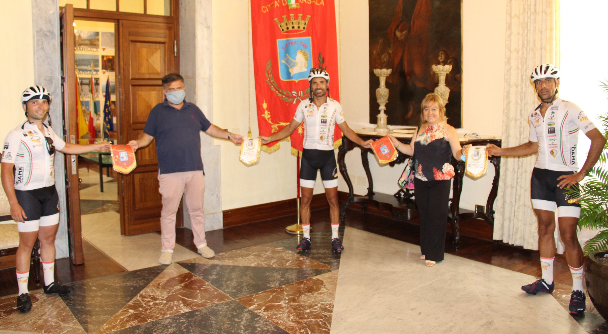 Sicilia coast to coast, tre ciclisti arrivano a Marsala