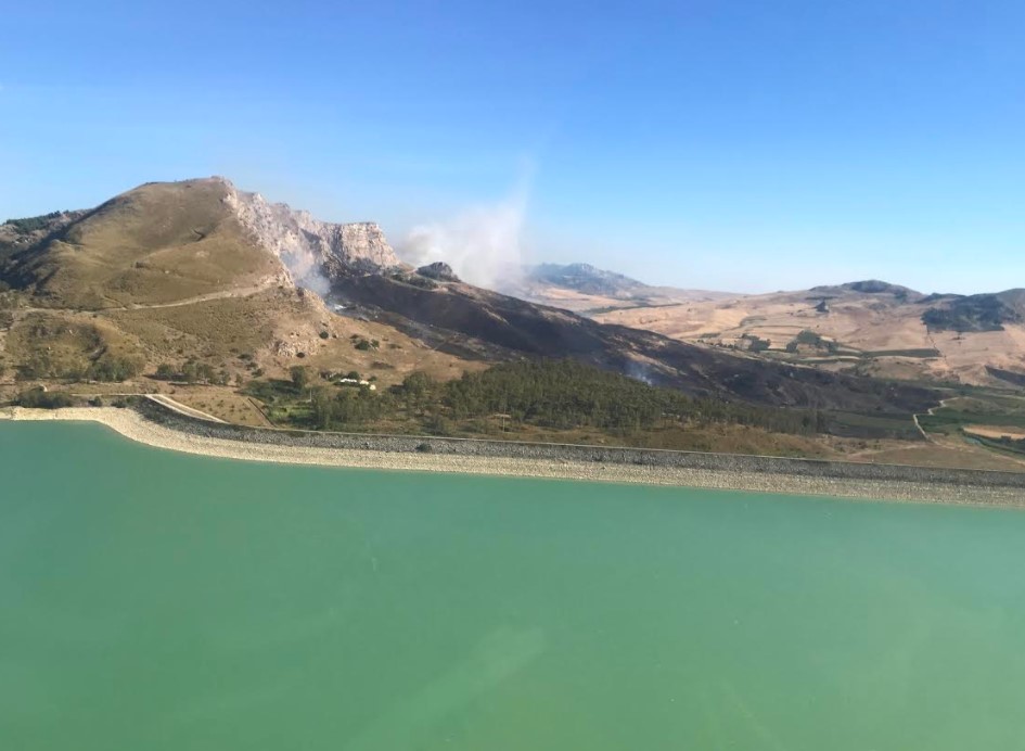 Incendio nei pressi di Poggioreale, interviene anche un elicottero dell’aeronautica